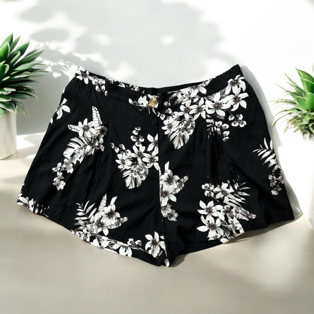 City Chic Tropical Black White Bora Bora Trendy Floral Shorts NEW